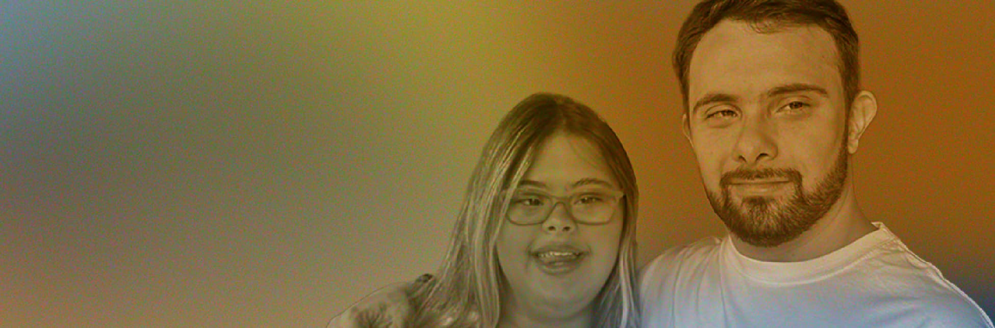 Ilustración. Sobre un fondo con degradado de colores se ve la fotografía de dos personas en la parte inferior: a la izquierda, un hombre joven con barba corta y camiseta clara mira al frente; a la derecha, una mujer joven con gafas y cabello largo sonríe mientras el hombre posa con un brazo sobre su hombro.