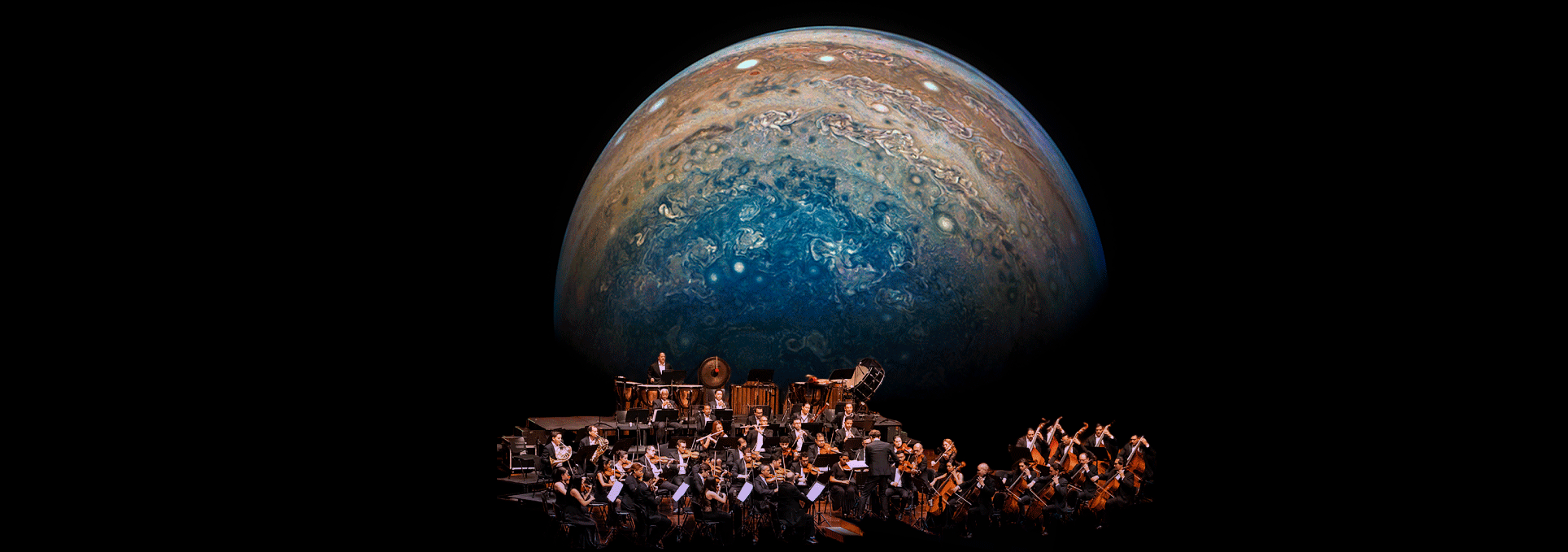 Collage. Sobre un fondo negro aparece en la parte inferior de la imagen una orquesta filarmónica, con varias personas tocando instrumentos, detrás de ellos, ocupando casi toda la imagen, una parte de un planeta, un medio círculo con franjas cafés y azules.