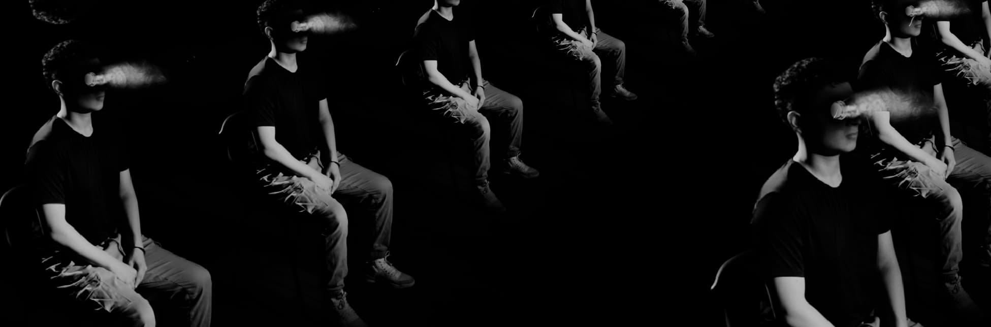 Montaje. Composición en blanco y negro que muestra varias figuras masculinas sentadas en sillas, dispuestas en filas diagonales. Todas visten camiseta oscura y pantalones claros. De sus ojos emana un haz de luz horizontal que se proyecta hacia adelante, generando un efecto repetido de proyección o visión expandida en la oscuridad.