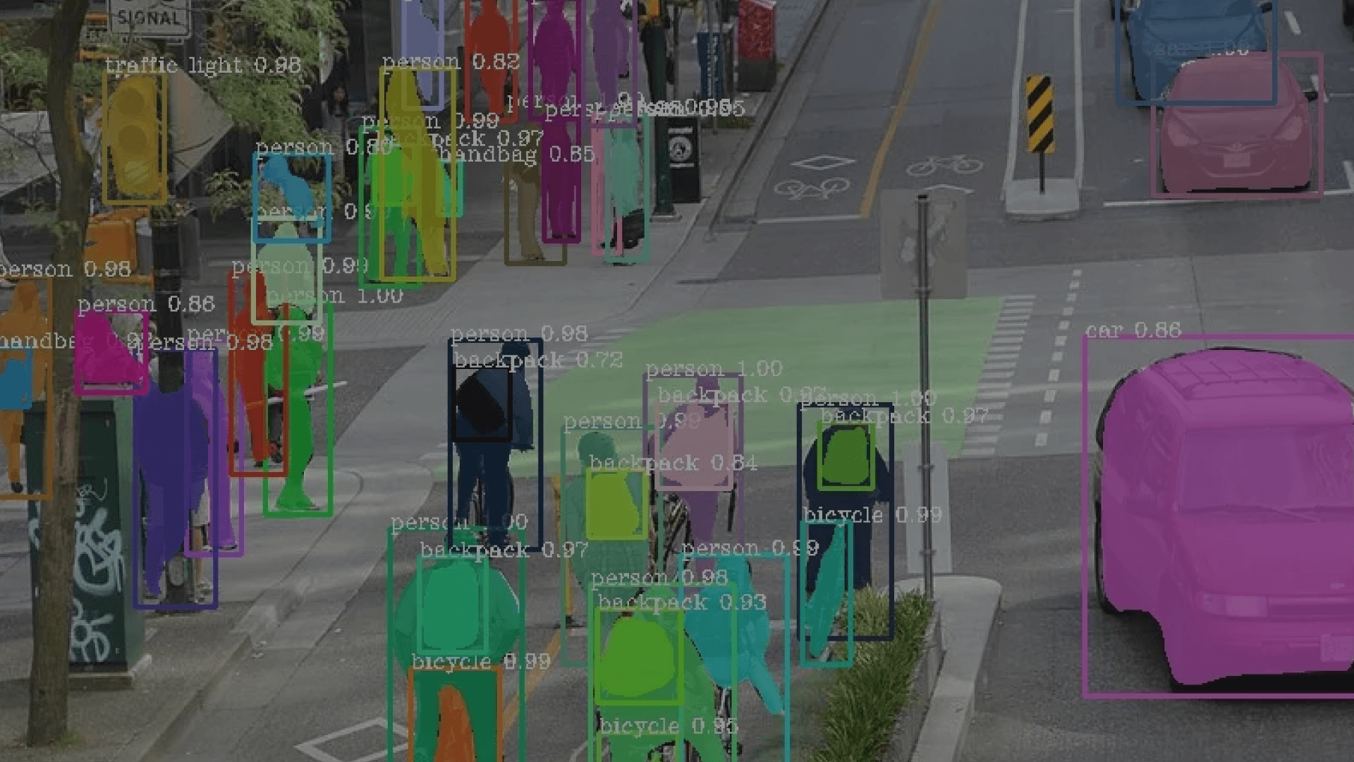 Fotografía. Personas transitan una calle y son analizadas con una tecnología de reconocimiento facial y movimiento. 