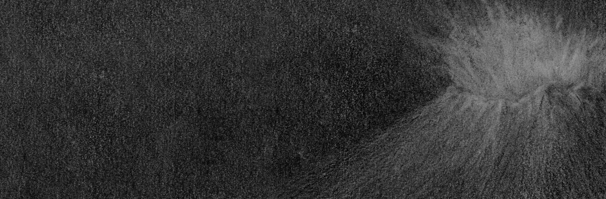 Dibujo. Sobre un fondo gris, destaca en trazos blancos la imagen de un volcán en erupción. 