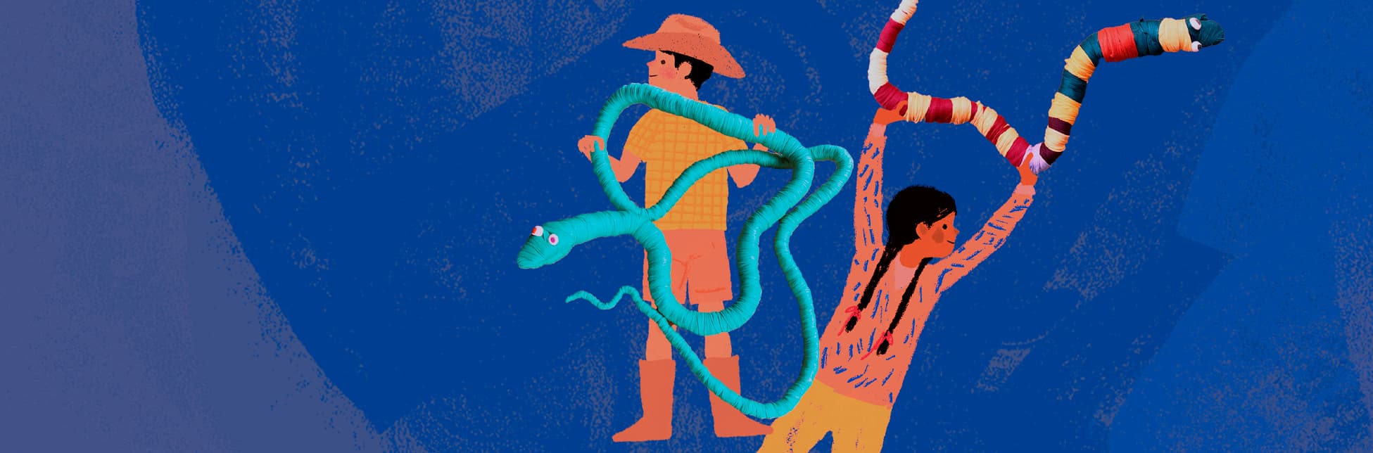 Ilustración. Sobre un fondo azul texturizado, hay dos figuras infantiles. Un niño con camisa amarilla, pantalón corto naranja y sombrero sostiene una serpiente azul hecha de retazos. A su lado, una niña con dos trenzas, blusa blanca con rayas azules y pantalón amarillo, levanta una serpiente multicolor. En la parte superior, hay otra serpiente de colores oscuros y vibrantes. 