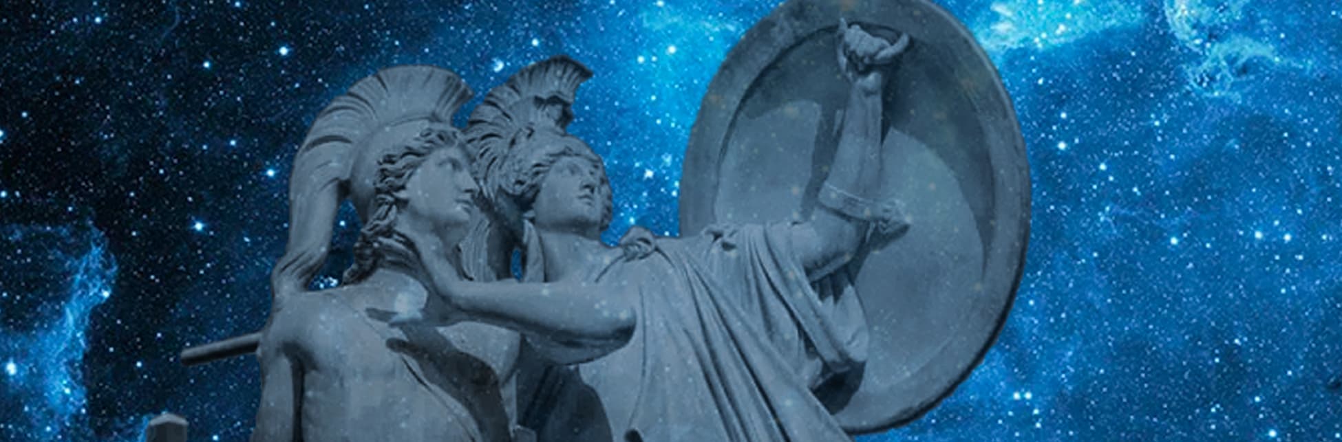 Foto. Sobre un fondo espacial, en tonos azules y estrellas, aparecen en el centro de la imagen dos esculturas griegas de cuerpo entero, de medio perfil, una de ellas tiene un escudo y el otro, una espada. 