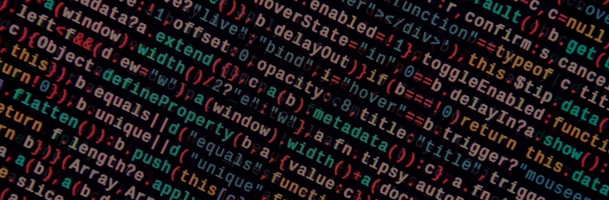 Ilustración. Sobre un fondo compuesto por líneas de código en varios colores, se encuentran textos en blanco y naranja con información sobre un evento.





