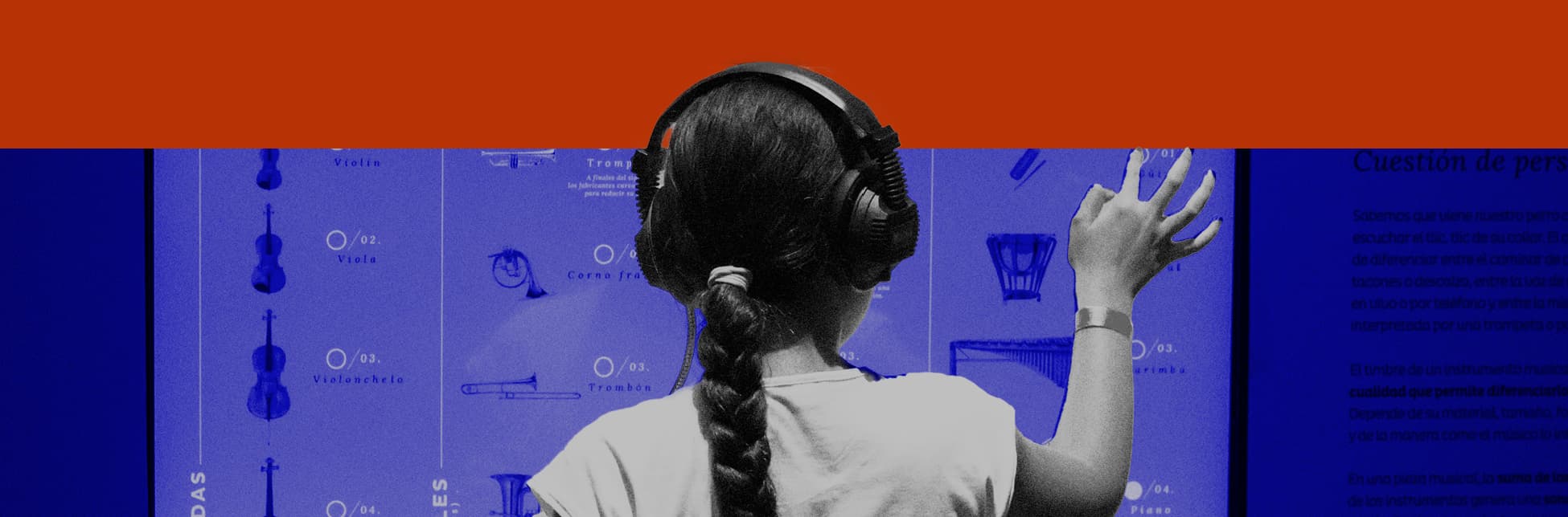 Fotografía intervenida digitalmente. En la parte inferior de la imagen, se observa una niña de espaldas, con una trenza larga, auriculares grandes y camiseta clara. Ella interactúa con una pantalla táctil azul que muestra esquemas de instrumentos musicales, textos y un botón que dice "Inicio". 
