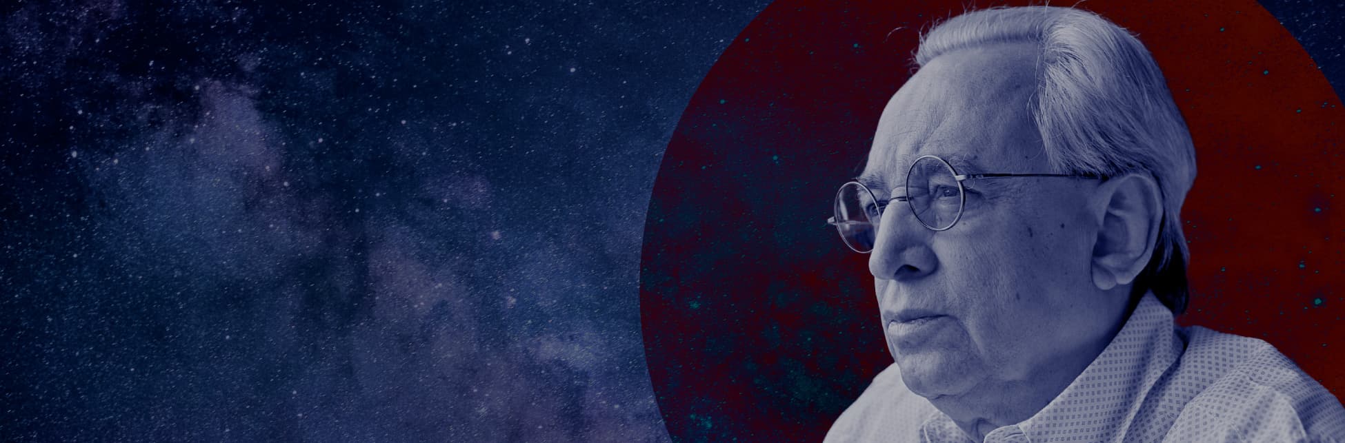 Ilustración. La imagen muestra a un hombre mayor con gafas, mirando hacia la derecha. El fondo es un cielo estrellado, en tonos azules y morados, que evoca la inmensidad del universo. Detrás del hombre, hay un gran círculo rojo que contrasta con el fondo estrellado. La combinación de estos elementos visuales transmite una sensación de reflexión y conexión con el cosmos.