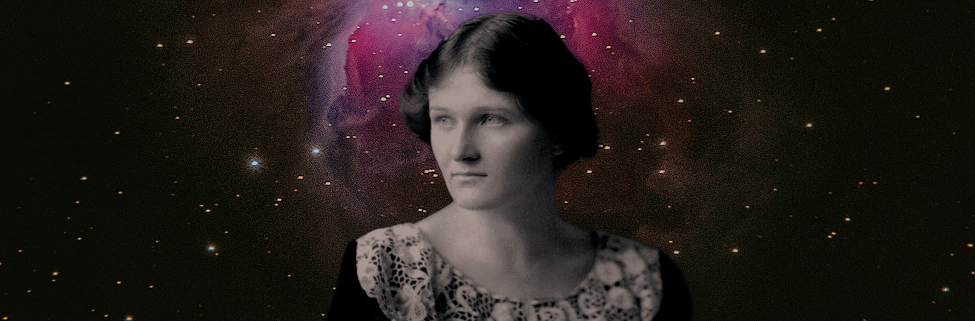 Fotomontaje. Sobre un fondo de estrellas y una nebulosa en tonos rosas y morados, aparece el retrato en blanco y negro de una mujer con cabello corto y ondulado, vestida con un atuendo de encaje.

