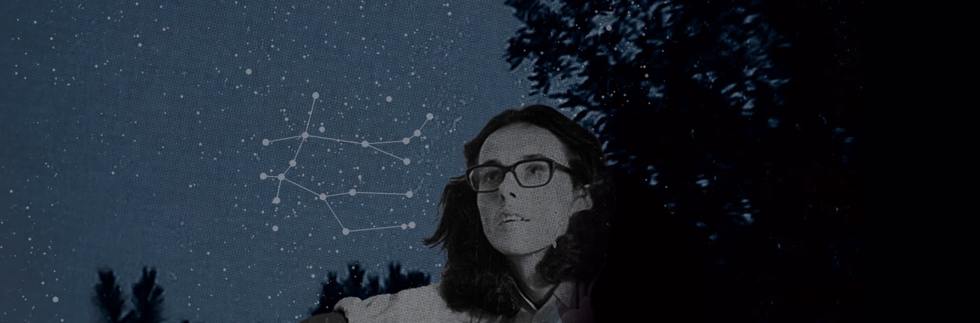 Fotomontaje. Sobre un fondo oscuro con estrellas y líneas que forman una constelación, hay siluetas de árboles en la parte inferior. En el lado derecho, se encuentra la imagen en blanco y negro de un joven con gafas y cabello largo, mirando hacia arriba.