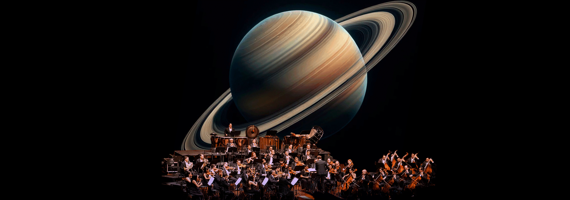 Collage. Sobre un fondo oscuro aparece en el centro el planeta Saturno abarcando casi toda la imagen, una esfera en colores cafés y grises en franjas rodeada de unos anillos anchos. Al frente de Saturno una orquesta filarmónica.