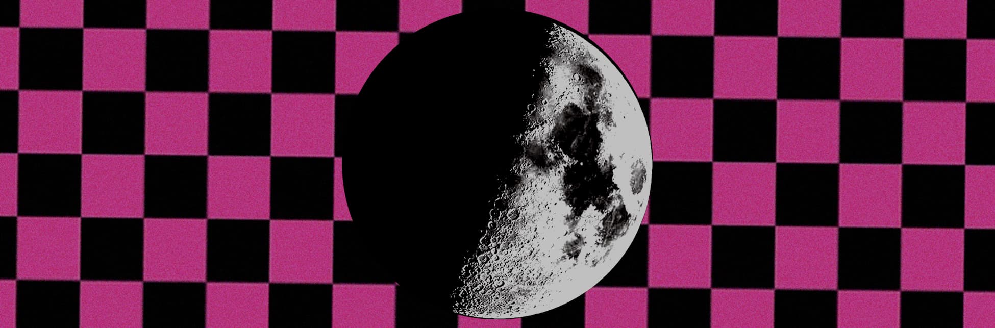 Collage. Sobre un fondo de cuadros fucsias y negros aparece la Luna, la mitad está oscura y la mitad está iluminada.