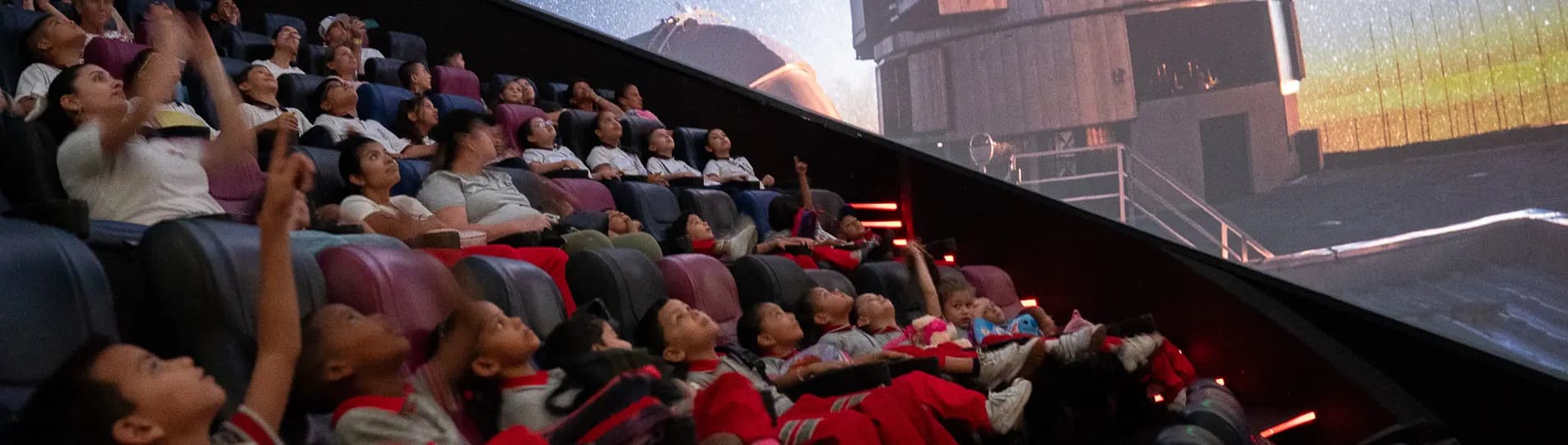 Video. Se aprecian diferentes niños y niñas jugando y explorando las instalaciones del Parque Explora y el Planetario de Medellín, caminan, juegan y se divierten en diferentes recorridos guiados por los mediadores del Parque.