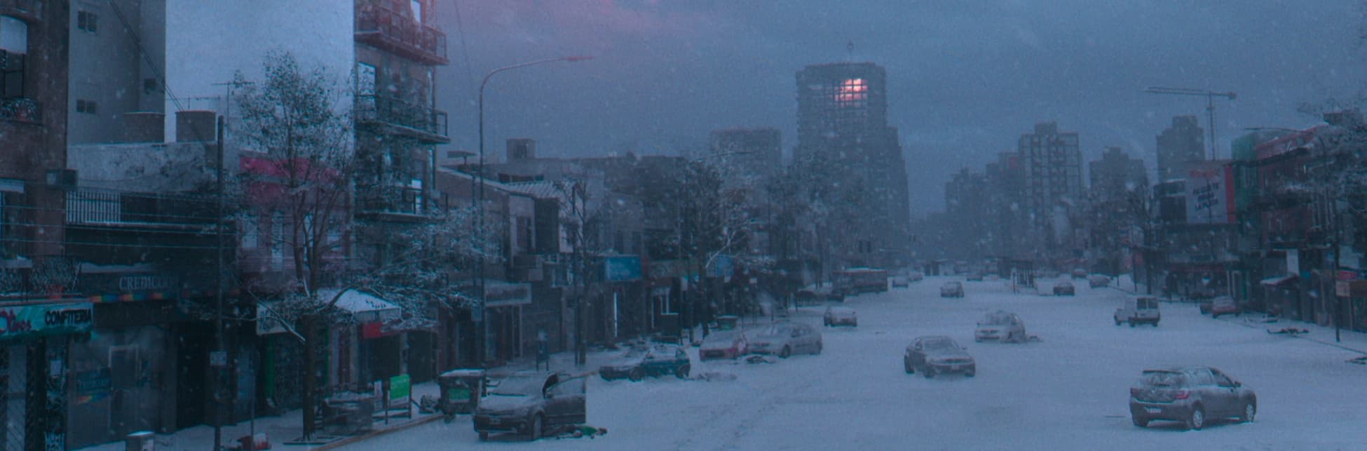 Ilustración. En una ciudad cubierta por una intensa nevada, se observa una avenida amplia con vehículos abandonados parcialmente cubiertos por nieve. A los lados de la vía se alinean edificios bajos con locales comerciales y árboles sin hojas. Algunas puertas de automóviles están abiertas y hay una figura tendida sobre la calzada. En el fondo, se alza un edificio alto con luces encendidas en el último piso. El cielo gris y la atmósfera densa acentúan el ambiente gélido y desolado.