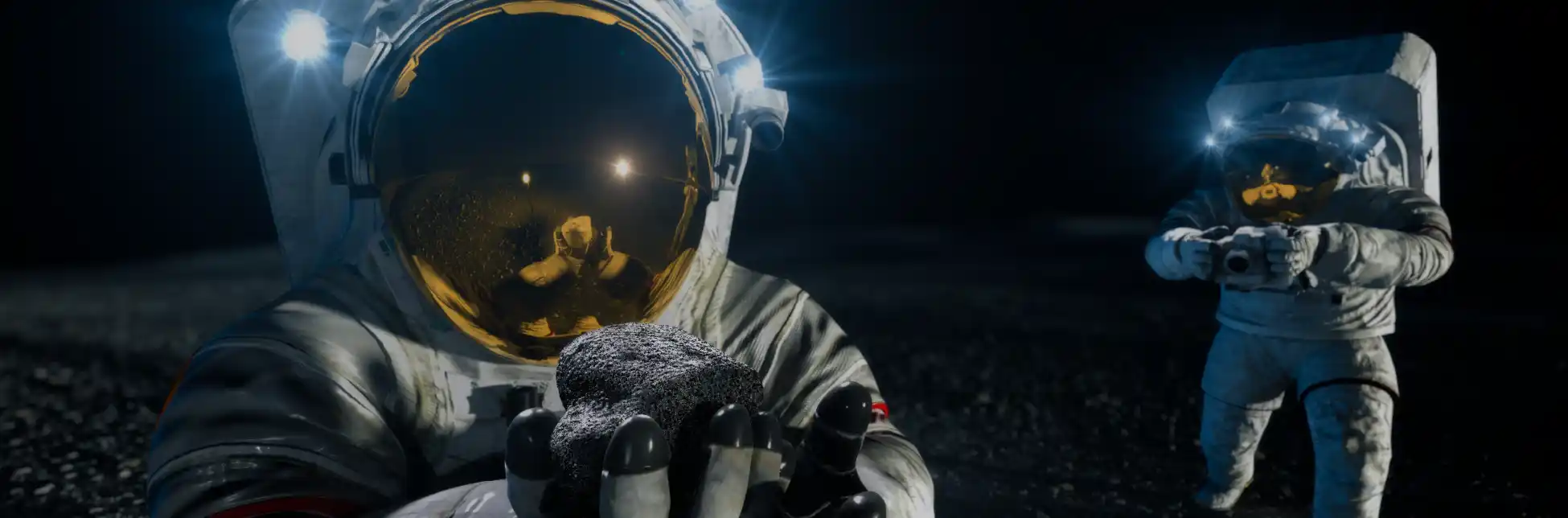 Fotografía. Sobre un paisaje lunar, dos astronautas con trajes espaciales se encuentran en la superficie, uno sostiene una roca en la mano.