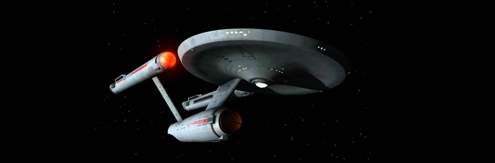 Ilustración. Sobre un fondo negro estrellado, se observa una nave espacial de ciencia ficción con forma circular en la parte superior y dos estructuras cilíndricas en la parte inferior.