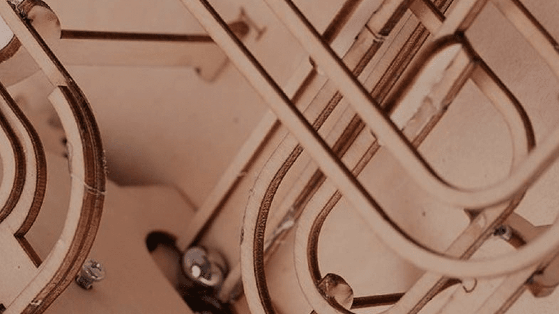 Fotografía. Estructura mecánicas en diferentes direcciones con formas circulares.