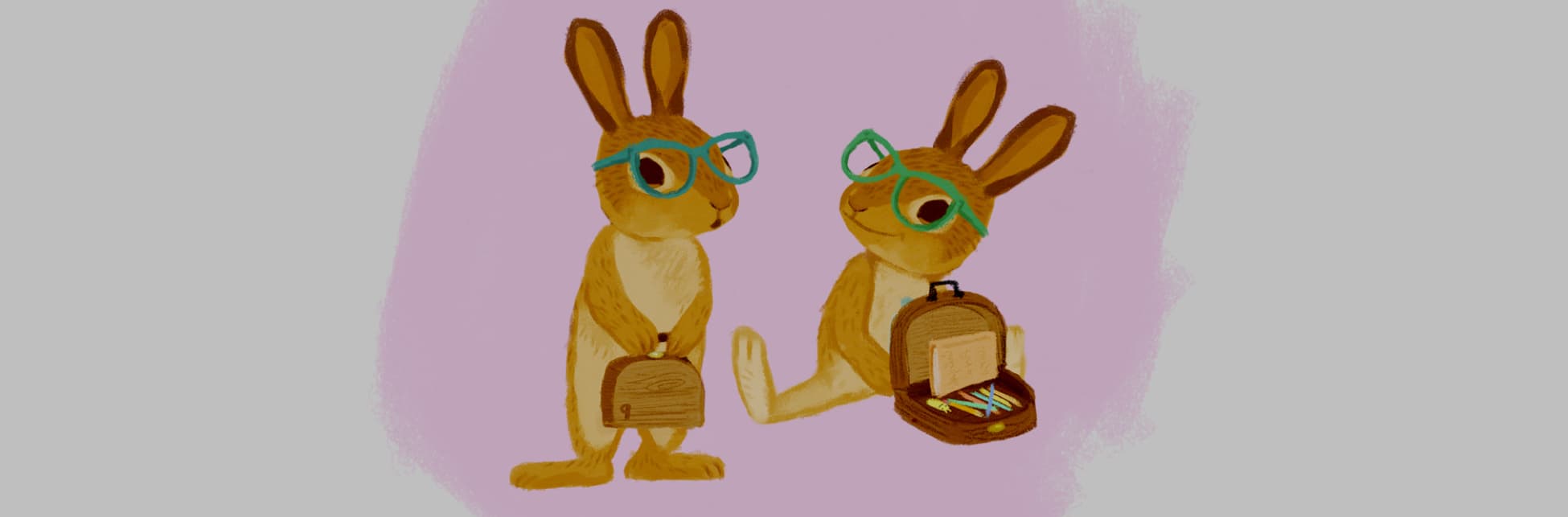 Ilustración. Dos conejitos personificados. Ambos llevan gafas y uno de ellos está parado sobre sus patas traseras. En sus patas delanteras lleva una lonchera hecha de madera. Sentado, a su lado, el otro conejito lo mira. Tiene una lonchera de madera abierta que en su interior tiene un cuaderno y unos lápices de colores.