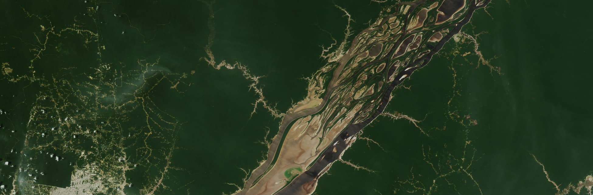 Fotografía. Ríos y bosques vistos desde arriba en el aire.