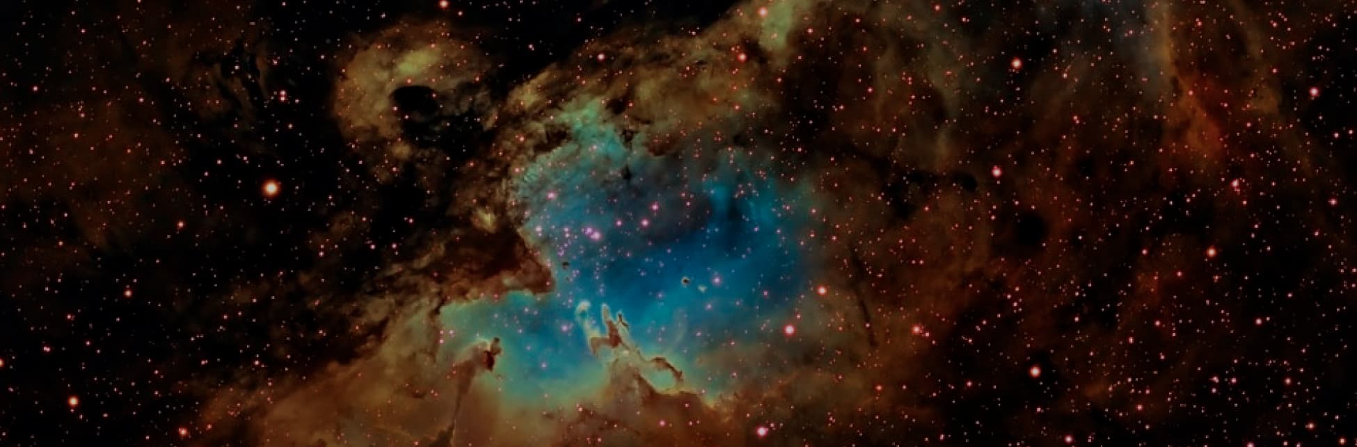 Foto. Sobre un fondo estrellado aparecen varias zonas parecidas a nubes en tonos naranjas y azules.