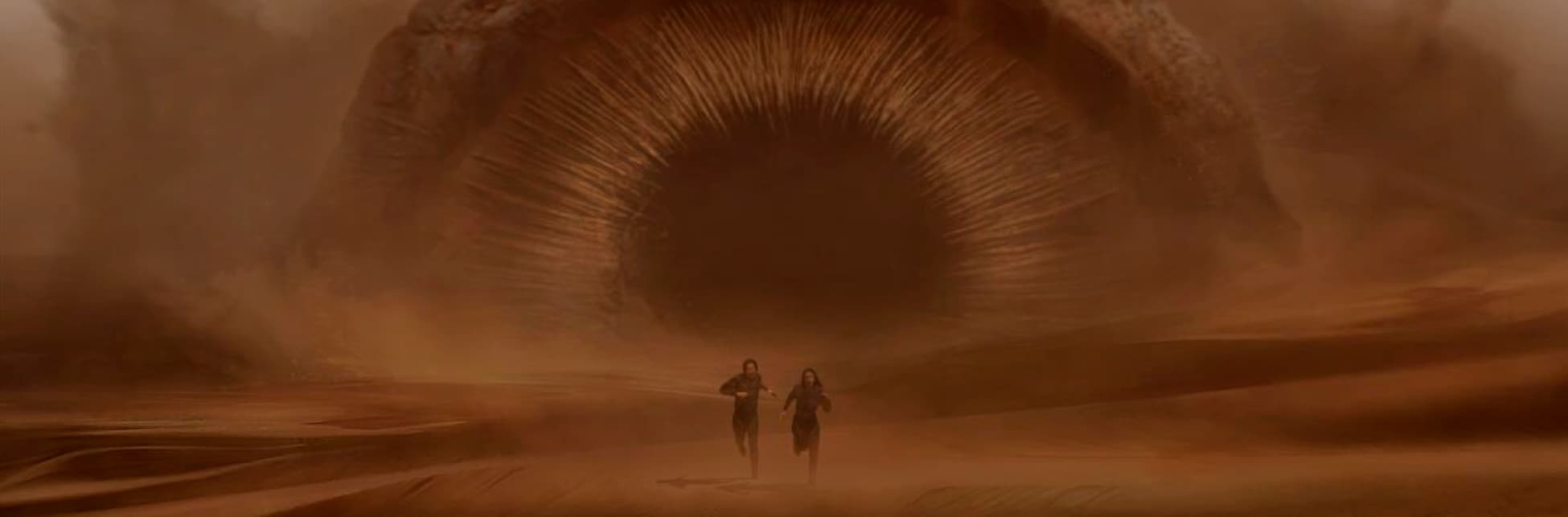 Ilustración. Sobre un paisaje desértico y bajo un cielo estrellado, se observa un enorme gusano de arena con su boca abierta, emergiendo entre una nube de polvo. Dos figuras humanas corren frente a él.