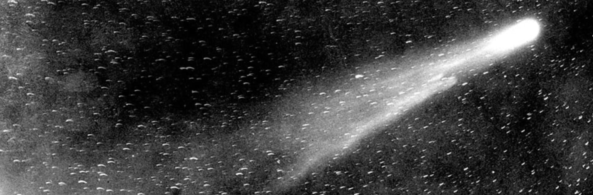 Foto. Sobre un fondo oscuro con puntos blancos dispersos se observa un cuerpo blanco brillante y detras de él una estela.