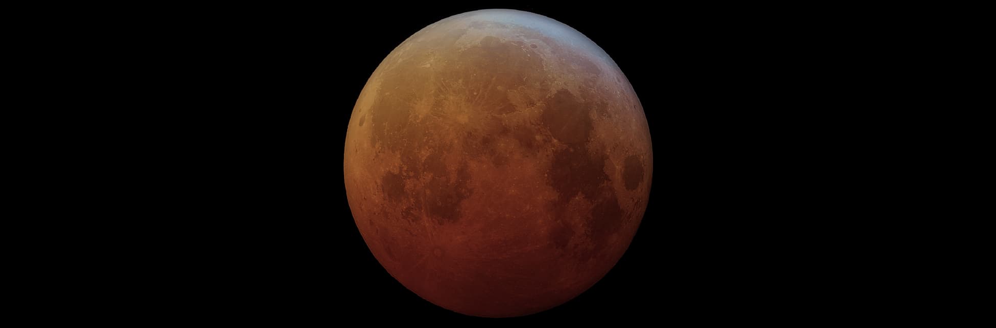 Fotografía de la Luna durante un eclipse parcial sobre fondo negro.