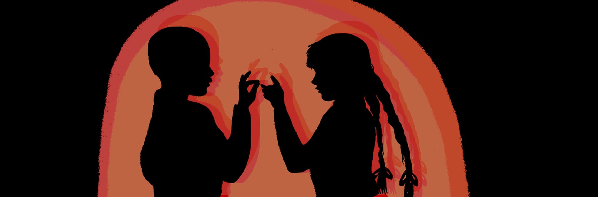Ilustración. Sobre un fondo negro con un gran círculo difuso en tonos anaranjados y rojizos, aparecen las siluetas de dos personas frente a frente: una con el cabello trenzado y otra de cabello corto. Ambas tienen las manos levantadas y parecen comunicarse en lengua de señas.