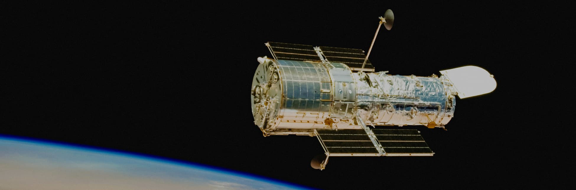 Ilustración. Sobre una imagen del telescopio espacial Hubble orbitando la Tierra, se encuentra la información de un evento.