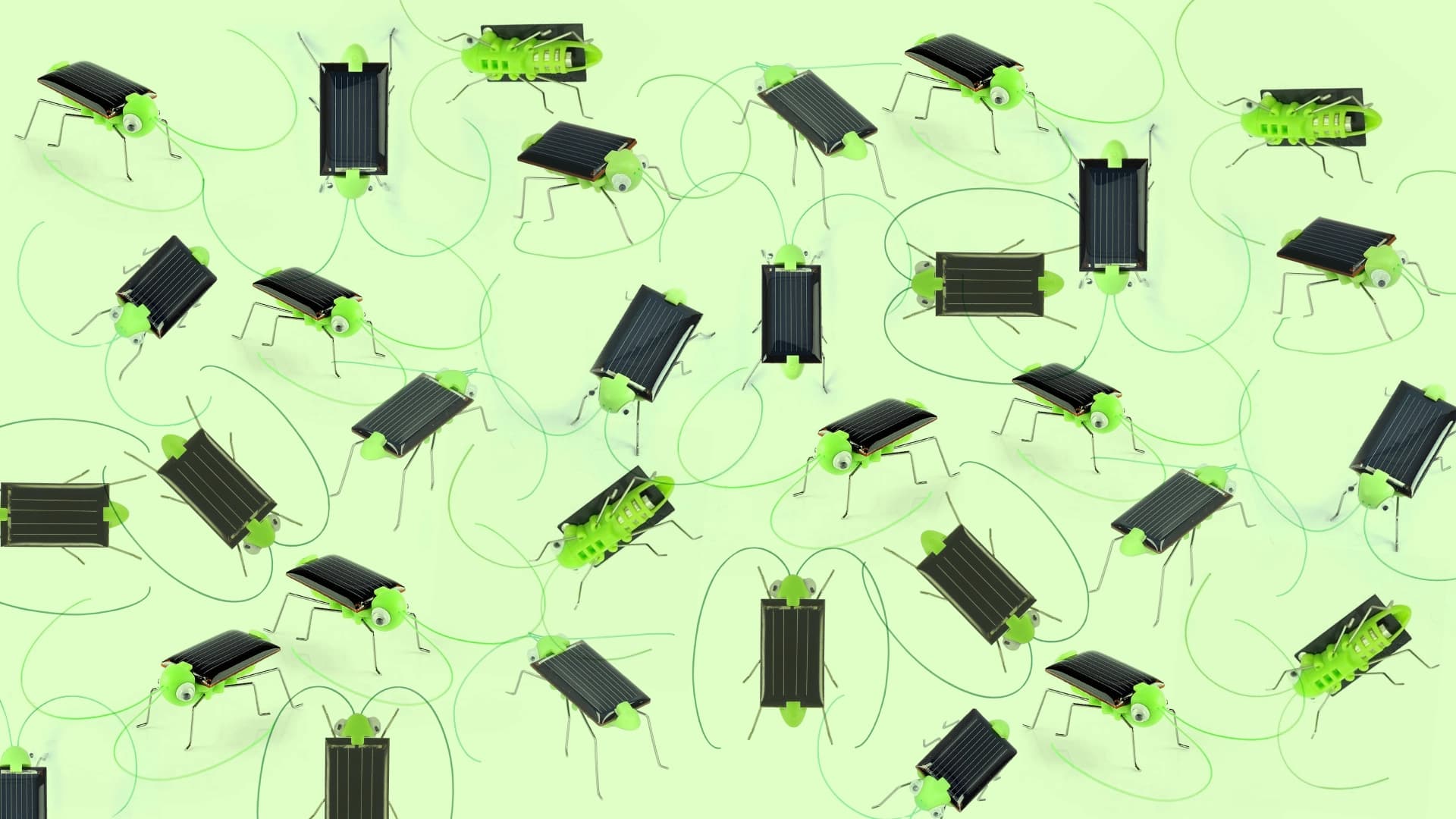 Ilustración. Sobre un fondo verde claro se repite un patrón de pequeños insectos construidos con paneles solares rectangulares como cuerpo, piezas verdes que forman la cabeza y el soporte, y patas delgadas de alambre. Los insectos aparecen en distintas orientaciones: algunos de perfil, otros vistos desde arriba o en diagonal. Varias líneas curvas verdes recorren el fondo formando trazos en espiral alrededor de las figuras, sugiriendo movimiento. Los paneles muestran franjas paralelas y los cuerpos verdes tienen detalles como tornillos y pequeñas piezas cilíndricas.