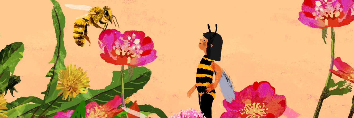 Ilustración. En la parte derecha de la imagen una personas disfrazada de abeja de perfil, de cuerpo entero y de pie, está rodeada de flores y abejas de verdad.