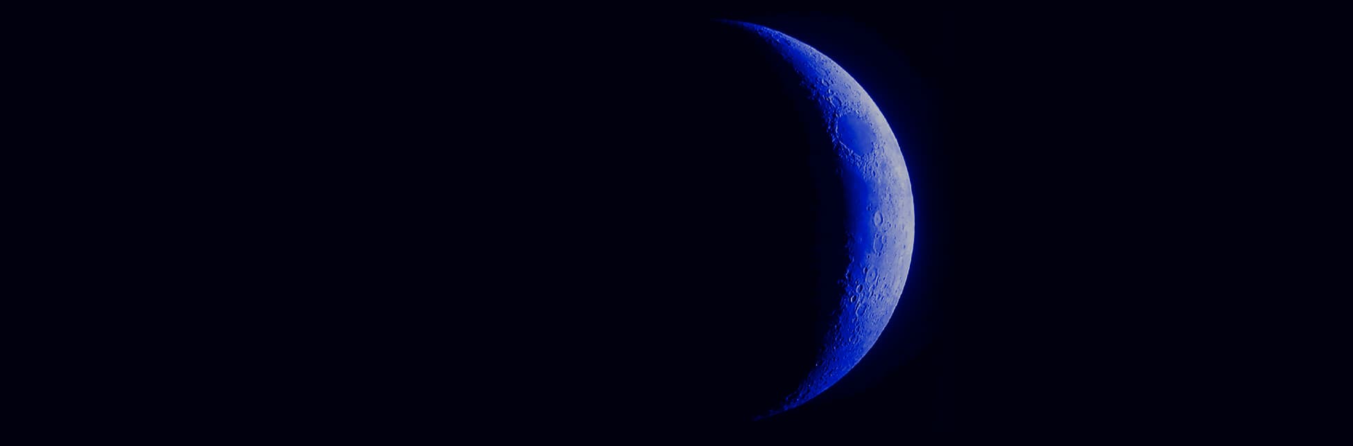 Ilustración. Sobre un fondo oscuro aparece en el lado izquierdo una gran imagen de la Luna en fase creciente, iluminada en tonos azules y con cráteres visibles