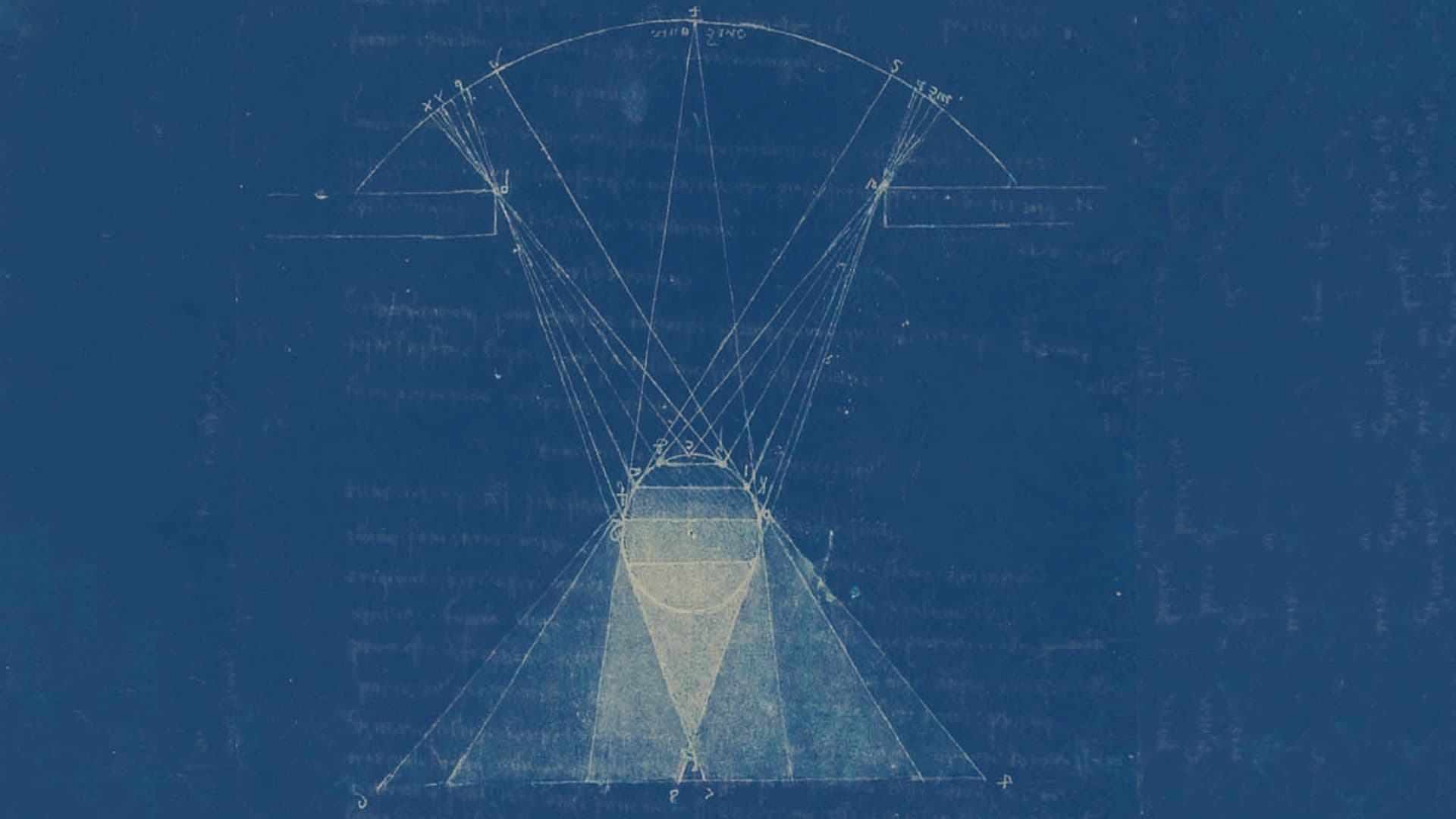 Ilustración. Sobre un fondo azul con textura desgastada, se observa un dibujo técnico compuesto por líneas, arcos y trazos geométricos. En la parte superior hay un arco amplio con marcas y pequeñas anotaciones poco legibles; desde sus extremos descienden varias líneas que se cruzan hacia el centro. En la zona media aparece una estructura circular o cilíndrica vista de frente, conectada con múltiples líneas diagonales. Desde esta figura se proyecta hacia abajo una forma triangular semejante a un haz de luz, dentro de un contorno más amplio con base horizontal. En los extremos inferiores y laterales hay trazos rectos, puntos de referencia y signos gráficos propios de un plano técnico.