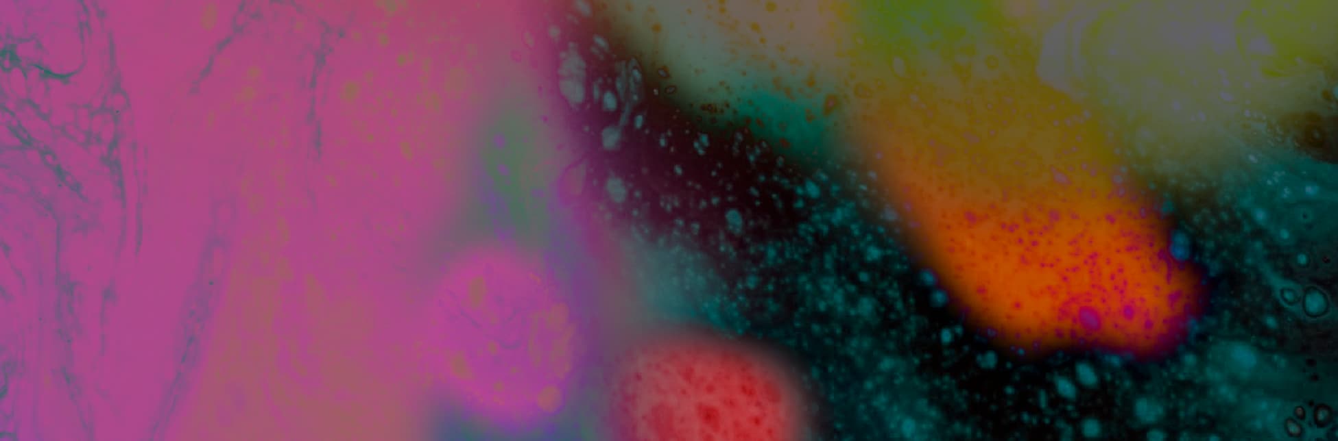 Afiche con fondo de colores difuminados en tonos rosados, anaranjados, verdes y azules, con formas que recuerdan burbujas y manchas líquidas.