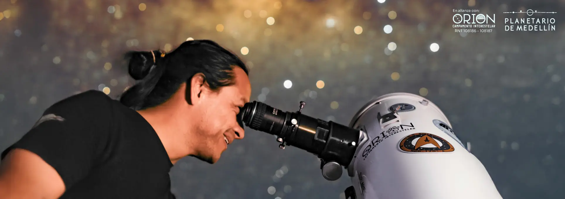 Ilustración. Sobre un fondo nocturno estrellado, se observa una persona mirando a través de un telescopio.