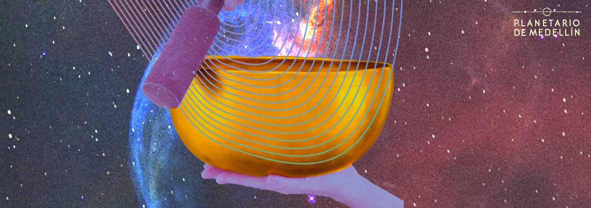 Ilustración. Sobre un fondo que muestra el espacio con estrellas y un planeta rojo en la parte superior derecha, se observa una mano sosteniendo un mazo y golpeando un cuenco tibetano dorado. De este emanan líneas concéntricas que evocan ondas sonoras.