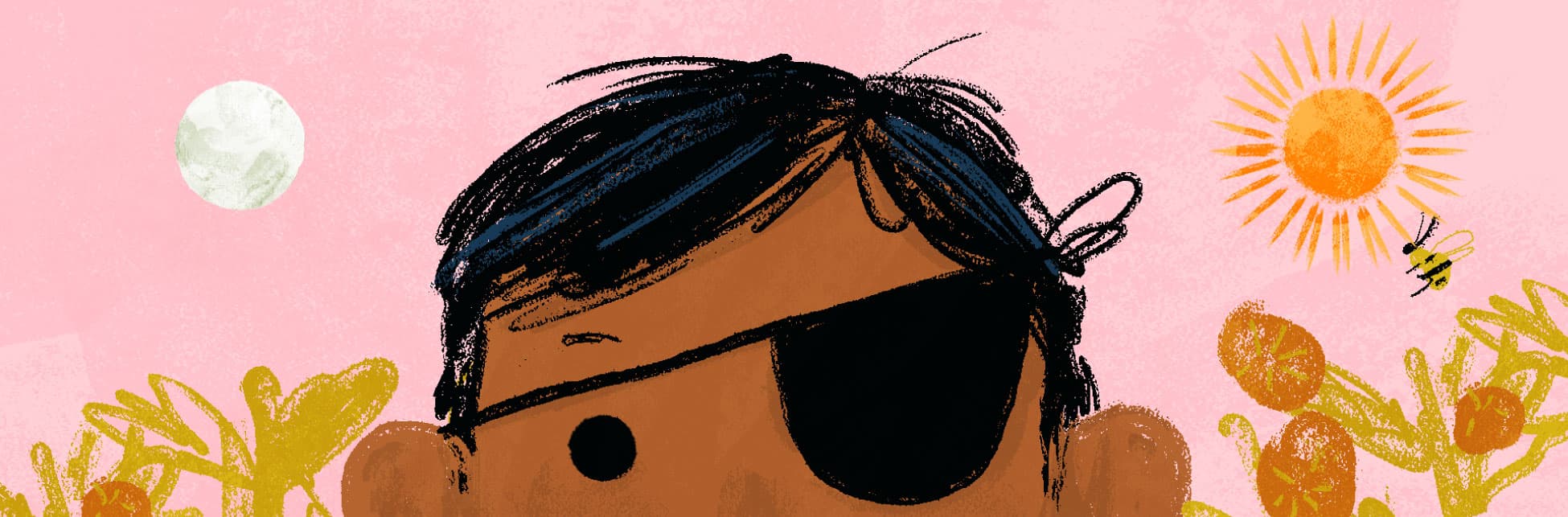 Ilustración. De la parte inferior de la imagen, sobre un fondo de flores y hojas aparece asomada la cabeza de un niño hasta los ojos, tiene cabello negro y un parche en su ojo derecho. Sobre su cabeza está a un lado la Luna y al otro el Sol.