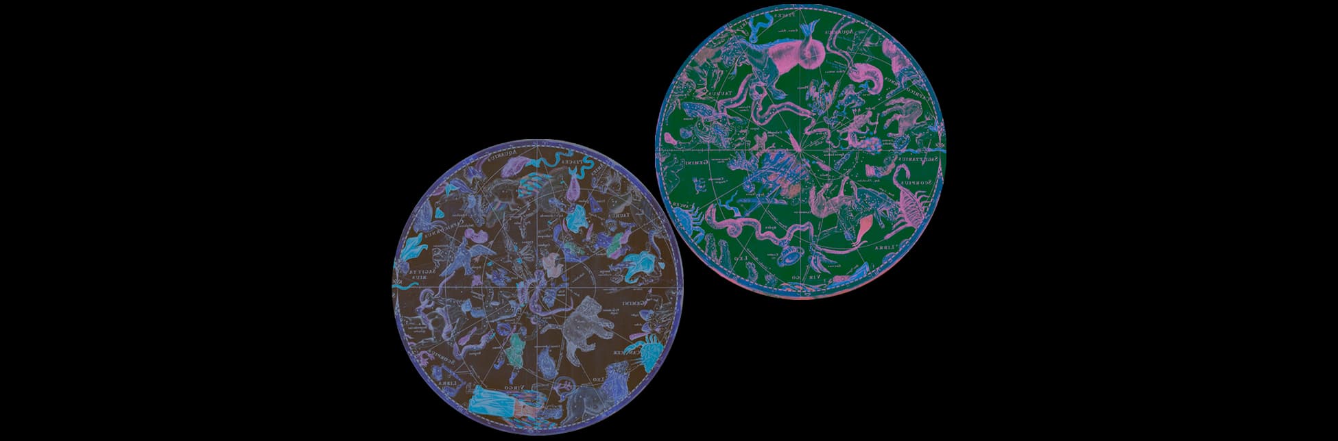 Ilustración. Sobre un fondo negro aparecen dos mapas celestes circulares parcialmente superpuestos. El de la izquierda está ubicado en la zona central inferior y contiene figuras asociadas con constelaciones, líneas de coordenadas y nombres distribuidos alrededor del cielo. El segundo está en la parte superior derecha y muestra también figuras de constelaciones, líneas y nombres sobre una retícula circular.