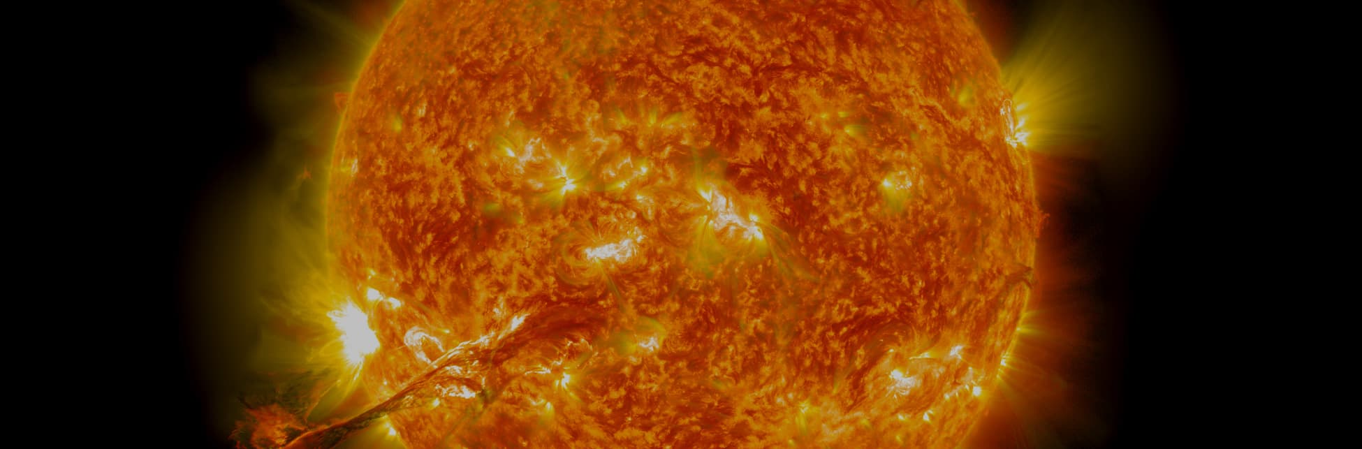 Fotografía. El sol, una esfera en tonos cálidos entré amarillos y naranjas, con diversas texturas y movimientos.