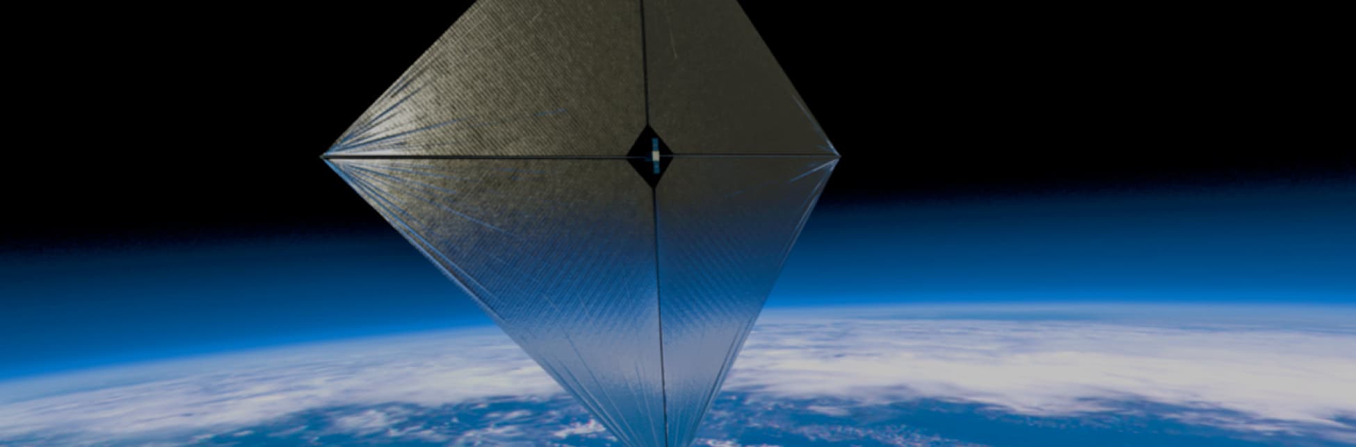 Fotografía. Una vela solar en forma de diamante flotando en el espacio con el planeta Tierra de fondo.