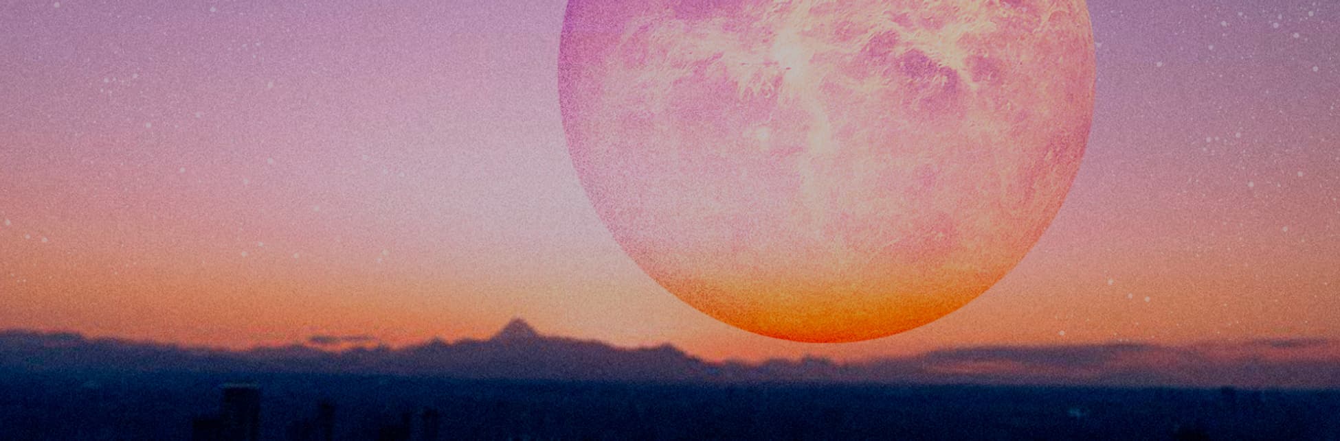 Imagen intervenida. Sobre un fondo de montañas desenfocadas, iluminadas por el atardecer, se destaca Venus, una esfera que va desde un degradado de colores naranjas y duraznos hasta alcanzar tonalidades moradas.