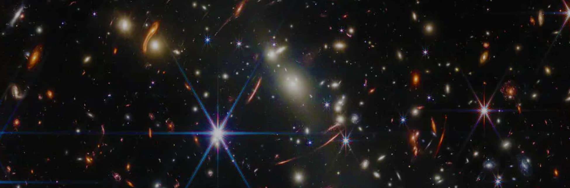 Astrofotografía. Muchas estrellas brillan con diversas intensidades sobre un fondo negro.