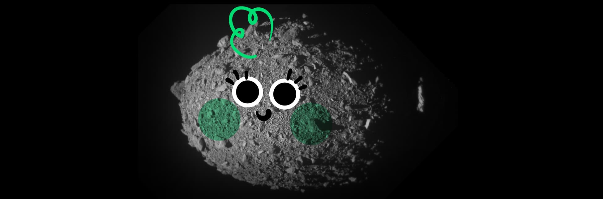Fotografía en blanco y negro de un asteroide con detalles de dibujo caricaturesco en color verde y negro, incluyendo ojos grandes y una sonrisa en el centro del asteroide, junto a dos círculos en las mejillas y un pequeño bucle en la parte superior.