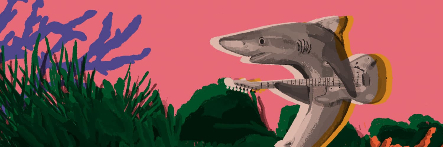Ilustración. Sobre un fondo rosado, aparece un tiburón en tonos grises y marrones, que sostiene una guitarra en su cuerpo. En la parte inferior, se observan plantas marinas en tonos verdes y púrpuras.