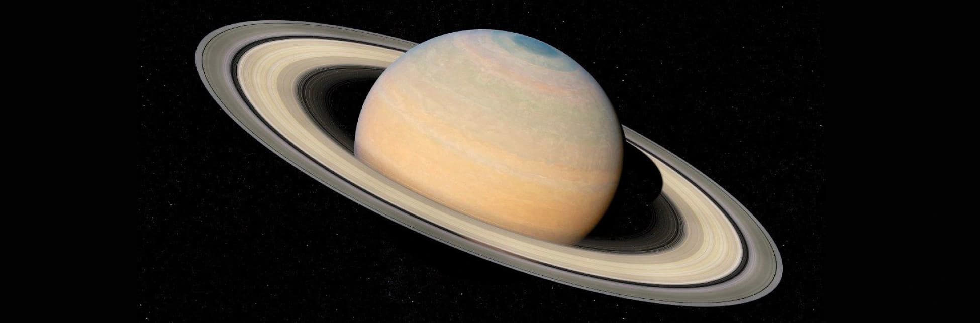 Afiche. En la parte inferior se observa una fotografía del planeta Saturno con sus anillos, suspendido sobre un fondo negro estrellado.