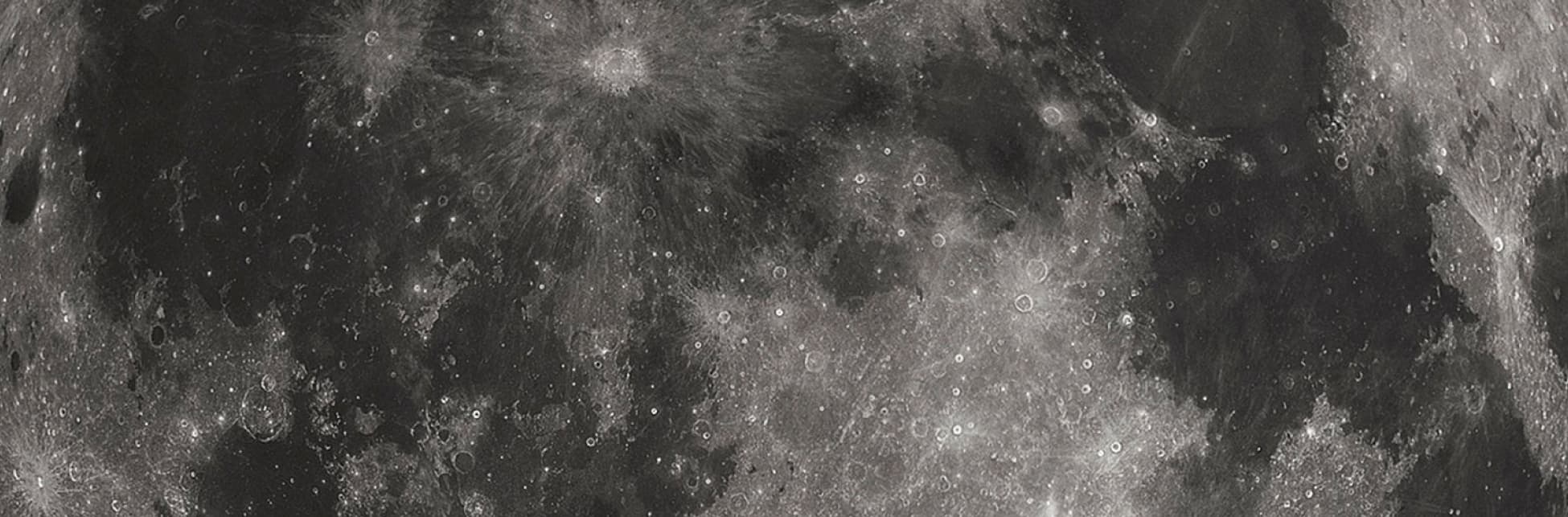 Foto. una imagen de la superficie de la Luna con diferentes tonos de gris y cráteres que salpican toda la imagen.