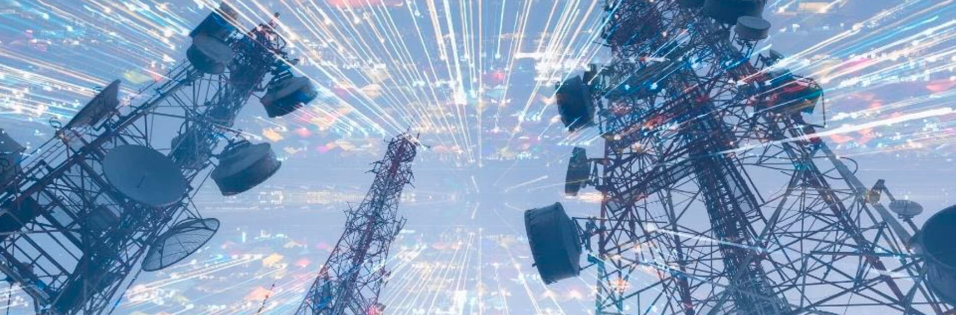 Fotografía. En el fondo torres de telecomunicaciones, algunos destellos se ven en el centro de la imagen.