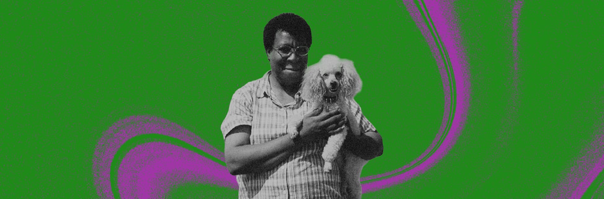 Imagen con fondo verde y formas abstractas rosadas. En el centro, una mujer sostiene un perro pequeño en sus brazos.