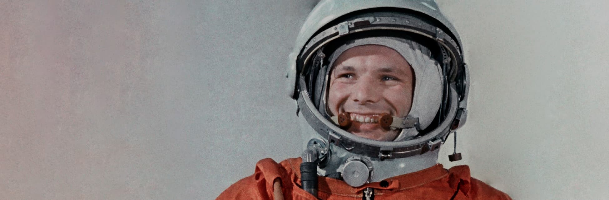 Fotografía. Un astronauta con traje naranja y casco plateado sonríe mientras mira a un lado. En la parte superior izquierda, se lee: «Viernes 11 de abril de 2025 a las siete de la noche Auditorio Planetario Entrada libre asistentes Yuri’s Night». Debajo, dentro de un recuadro con un ícono de video, aparece el texto: «En vivo por YouTube y Facebook». En la parte superior derecha, se encuentra un título dentro de un recuadro: «Coloquio Aeroespacial». En el centro, con letras resaltadas, se lee: «La Tierra es azul, qué maravillosa» Un sobrevuelo a la historia de Yuri Gagarin». En la parte derecha, se encuentra el texto: «Invitados: Paula García Estudiante de ingeniería aeroespacial Melissa Cardona Estudiante de ingeniería aeroespacial Luis Miguel Molina Coordinador académico Alas Corp.». En la parte inferior, aparece el texto: «#VagabundosDelUniverso».