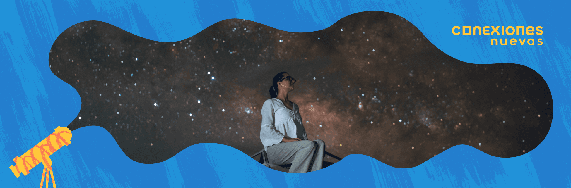 Foto. En el centro de la imagen una mujer joven mirando hacia el cielo, en el fondo un cielo estrellado donde se distingue la vía láctea. A su alrededor hay un marco azul irregular dibujado.