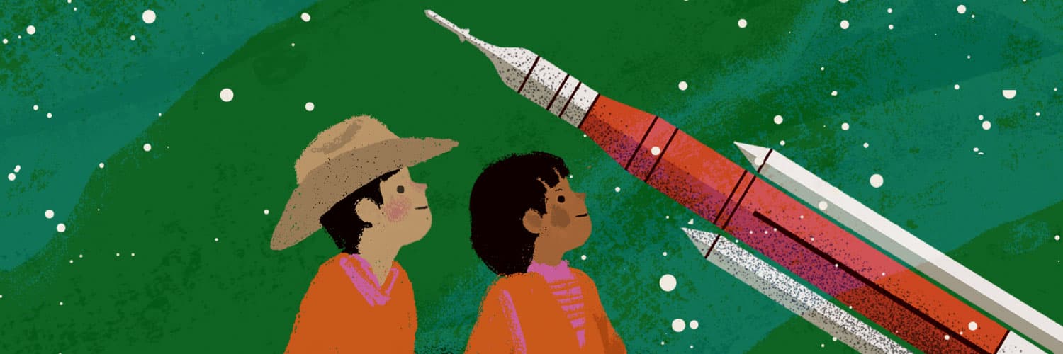 Ilustración. Sobre un fondo verde con textura, hay puntos blancos dispersos que simulan estrellas. En la parte derecha, una ilustración muestra un cohete de colores blanco y rojo con detalles negros, rodeado de dos estructuras más pequeñas. En la parte inferior izquierda, hay dos niños observando hacia arriba. Uno lleva un sombrero y una capa naranja, mientras que el otro, de cabello oscuro y rizado, usa una prenda del mismo color.