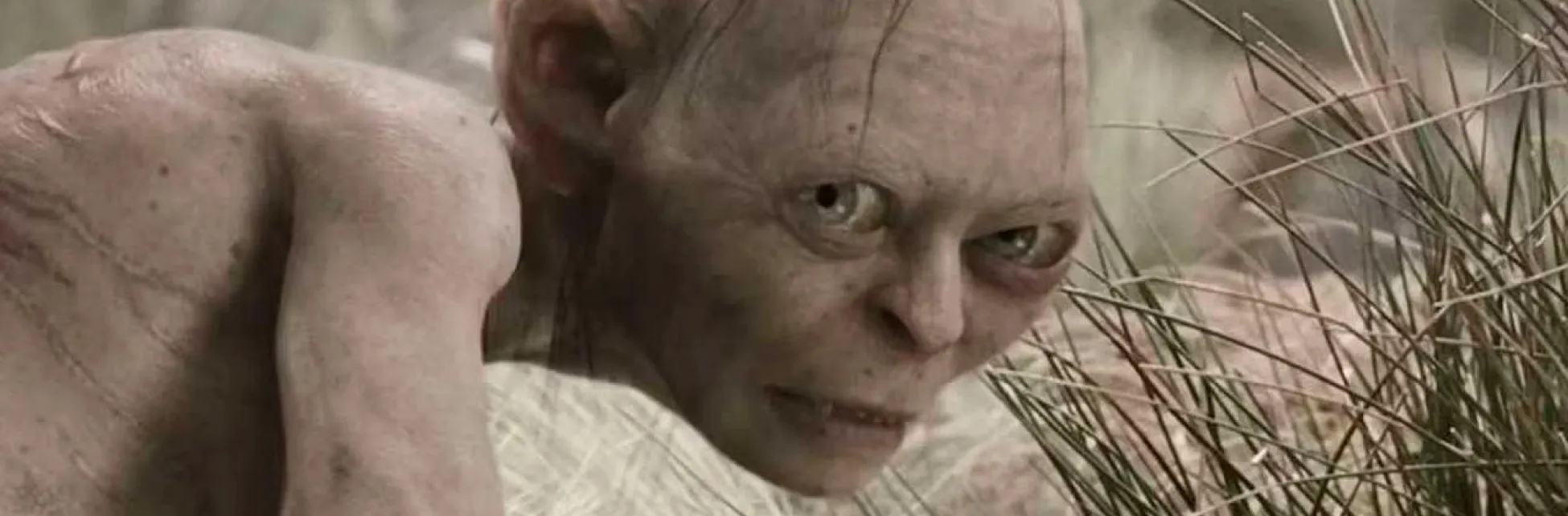 Fotograma. Sobre una imagen en primer plano del personaje Gollum en un entorno natural, con matorrales secos en la parte derecha y un fondo desenfocado.